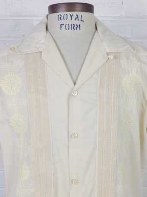 1970s Vintage White Embroidered Floral Guayabera S/S Shirt Pockets