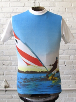 (XS) Men's Vintage 70's Polyester Photo Print T-Shirt! Wind Surfing Dude!