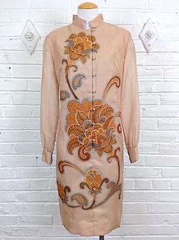 (L) Women's Vintage 60's/70's Shift Dress. Toasted Almond Dress w/ Large Suzani Floral Motif